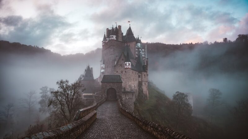 We went to Germany for one day to explore some spots. The first stop was Burg Eltz during sunrise. With no tourists there yet and this amazing fog covering the castle it was like a fairytale.